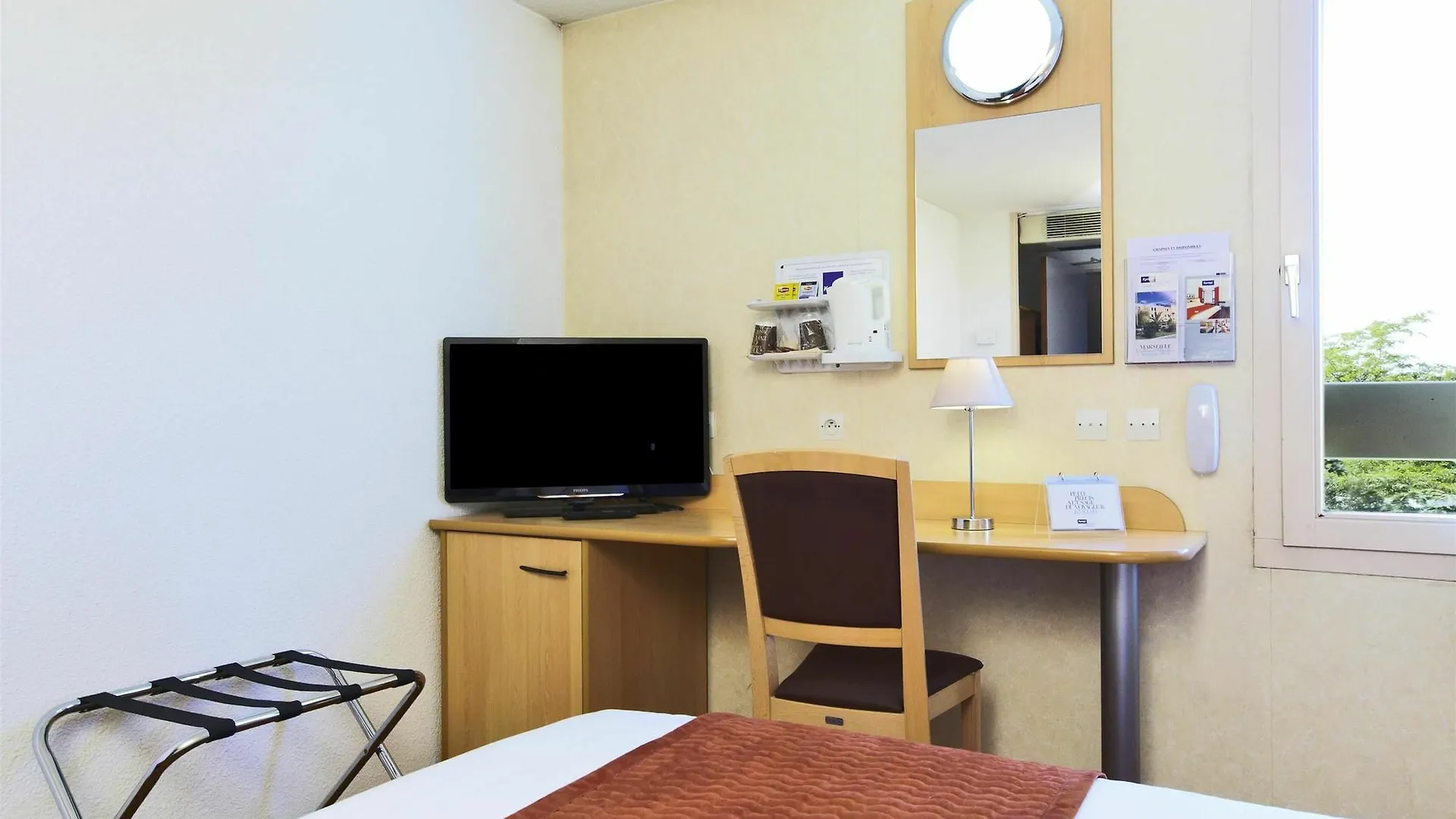 Brit Hotel Marseille Aeroport Mirabeau 2*,