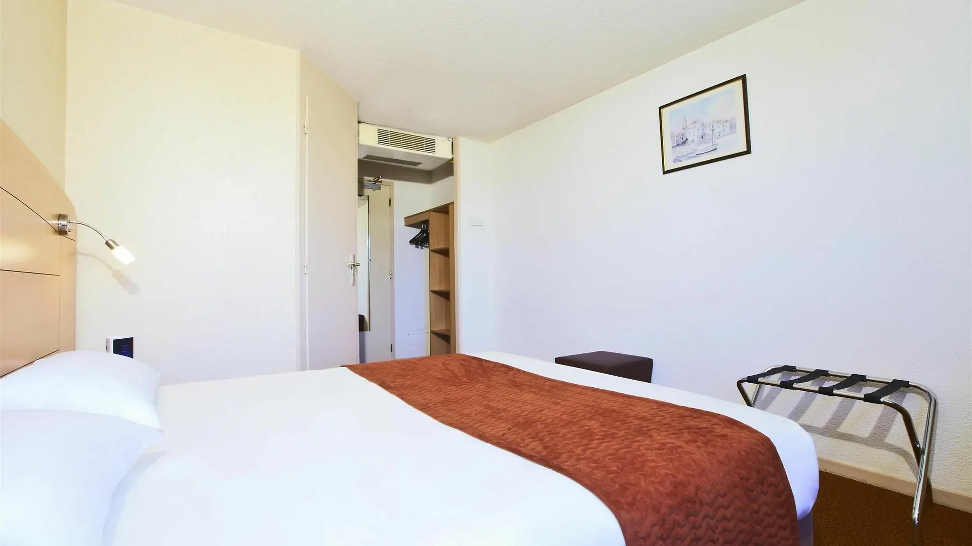Brit Hotel Marseille Aeroport Les Pennes-Mirabeau 2*,  France